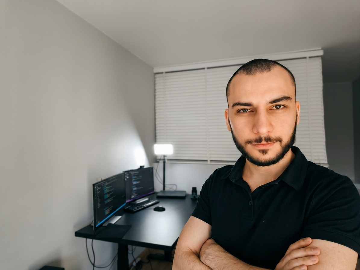 Artur Mrowicki przy biurku programistycznym