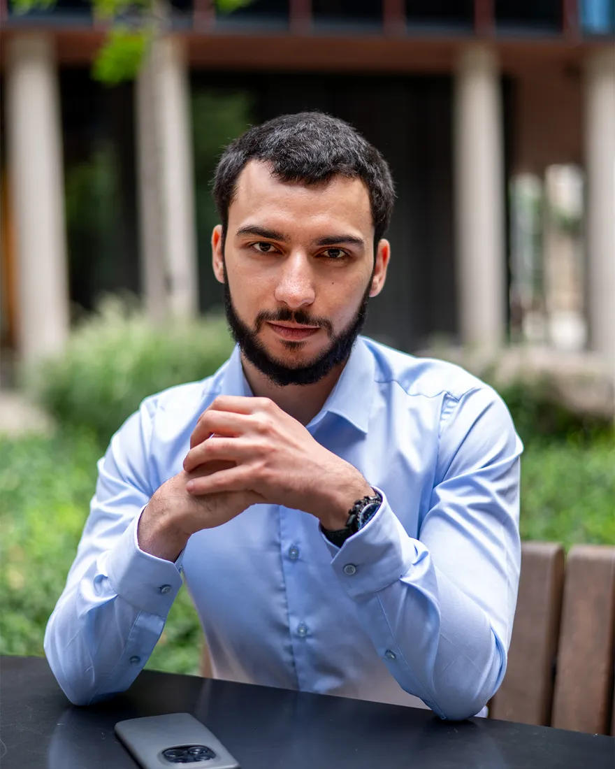Artur Mrowicki podczas rozmowy z klientem